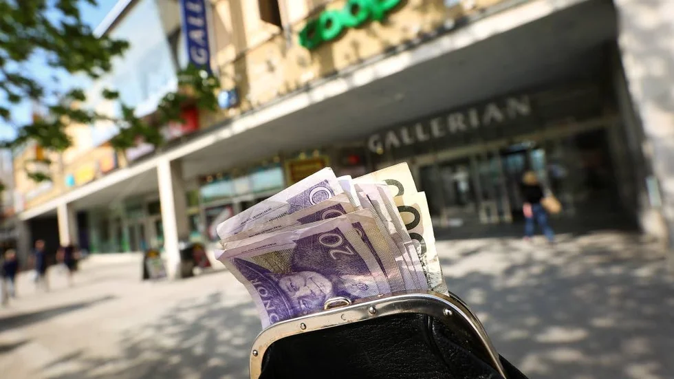 Ogiltiga. Hög tid lösa in de gamla sedlarna. Nästa vecka är sista chansen man kan lösa in dem på banken.