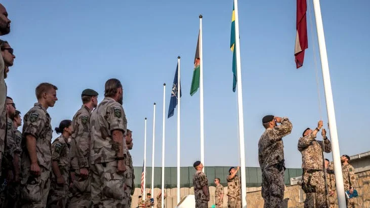 Flaggor. I lördags flaggades svenska militära insatsen ut i Afghanistan. Men ännu är det inte riktigt över. Ett tiotal anställda inom Försvarsmakten i Boden är på väg ner för att avrusta Camp Northern Lights.