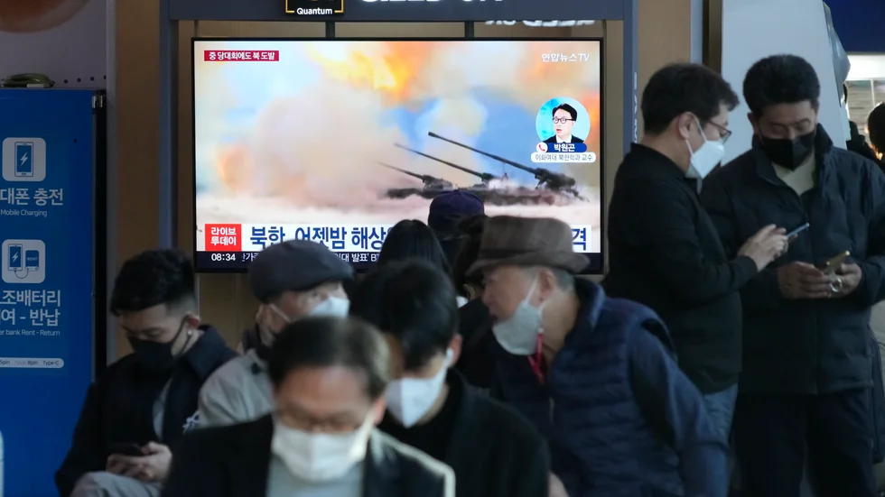 Ett nyhetsinslag om en av Nordkoreas militärövning visas på en järnvägsstation i Seoul.