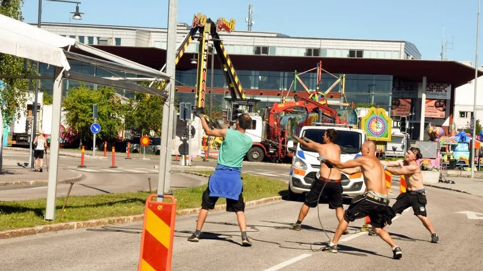 Förberedelser. Under måndagen drog förberedelserna till hamnfestivalen igång och både tält samt tivolit utkristaliserade sig under eftermiddagen.