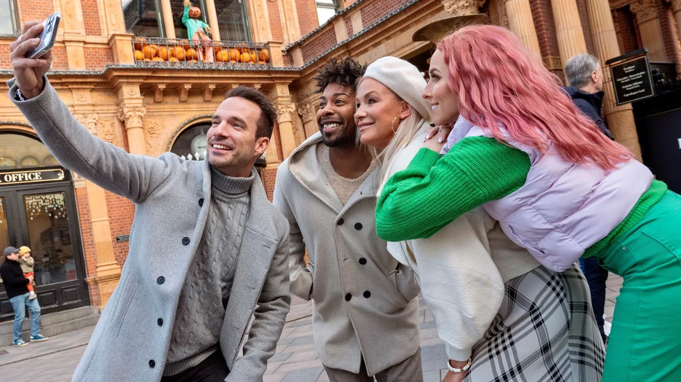 Bruno Mitsogiannis har fullt upp i höst och vinter. Först arenaturnén "Crossroads" och senare julturnén "Christmas Night" tillsammans med John Lundvik, Jessica Andersson och Linda Pritchard.