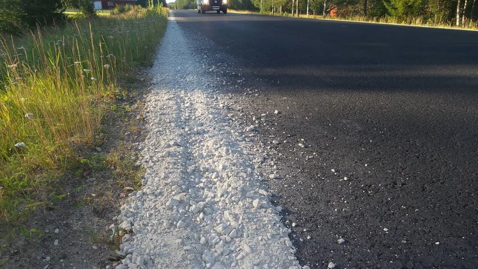 Den nyanlagda vägrenen blev en lekplats.