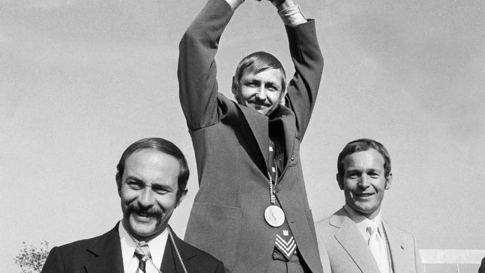 Bäst. Ragnar Skanåker jublar över sin guldmedalj på prispallen med silvermedaljören Dan Iuga (tv) Rumänien och bronsmedaljören Rudol Dollinger (th) Österrike under medaljceremonin för fripistol vid München-OS 1972.