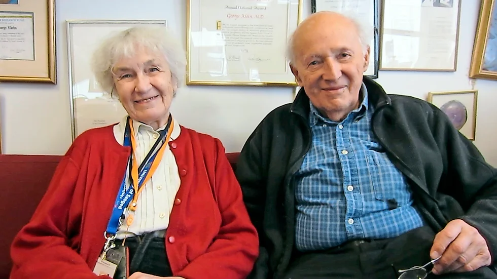 Cancerforskare Eva och George har båda fyllt 90 och forskar fortfarande. Foto: Sara Henriksson.