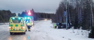 Personbil voltade – en till sjukhus med lättare skador