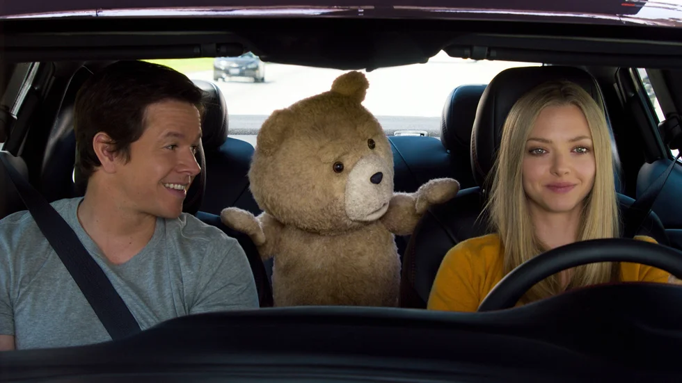 I huvudrollerna. Mark Wahlberg , Ted och Amanda Seyfried i komedin "Ted 2". Foto: SF