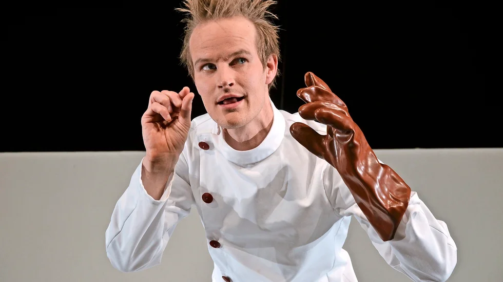 Spelar allt själv. Jens Nilsson står ensam på scenen. Foto: Britta Stenberg.