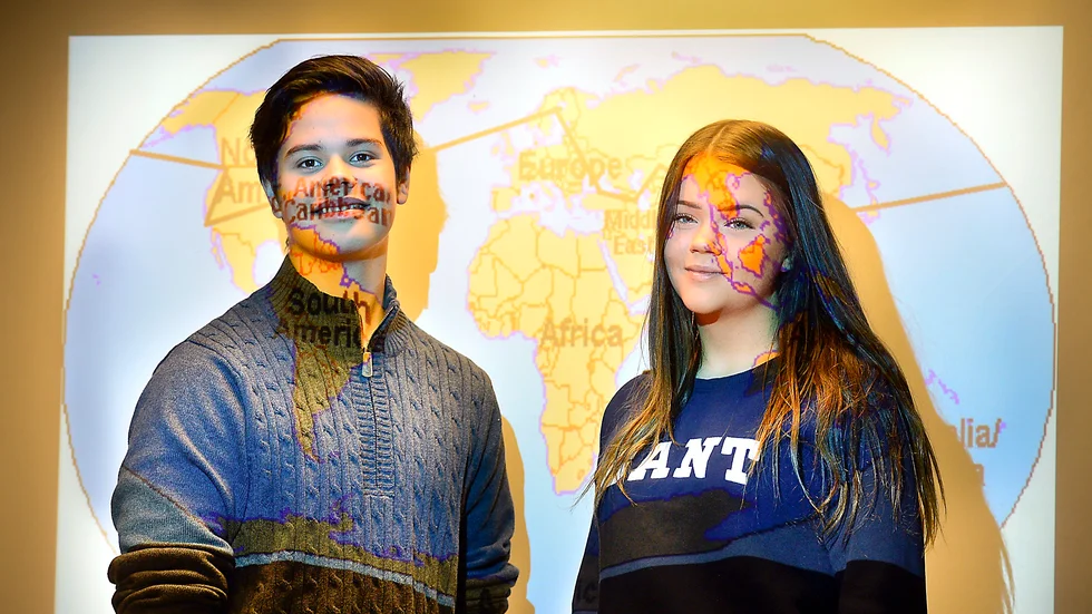 Spännande värre! Benjamin Sehlstedt och Wilma Björkman i klass 9b på Örjansskolan, Skelleftehamn, håller föreläsning om lärarens äventyr. Foto: Leif Andersson.