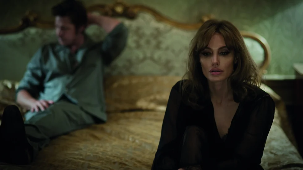 I förgrunden. Angelina Jolie Pitt hamnar i förgrunden i sin egen film ”By the Sea”. Brad Pitt i bakrunden.