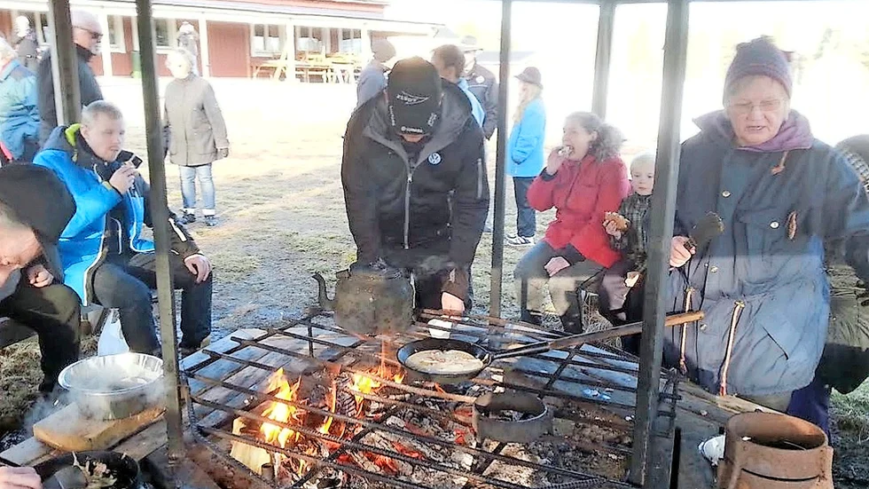 Vid "Stures grill". Ordförande Monica Örnberg fixade kolbullar.