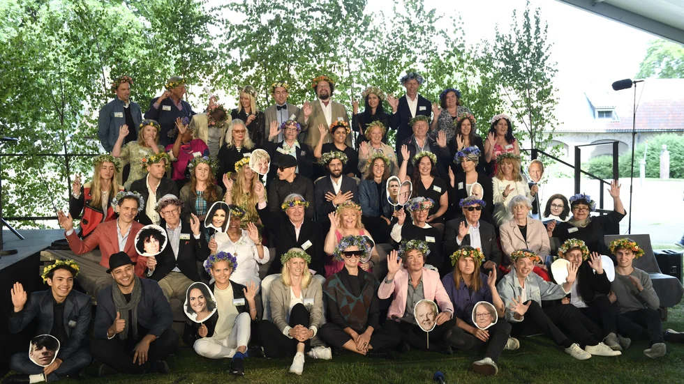 Årets sommarvärdar i P1 poserar för en lagbild. Foto: Maja Suslin/TT