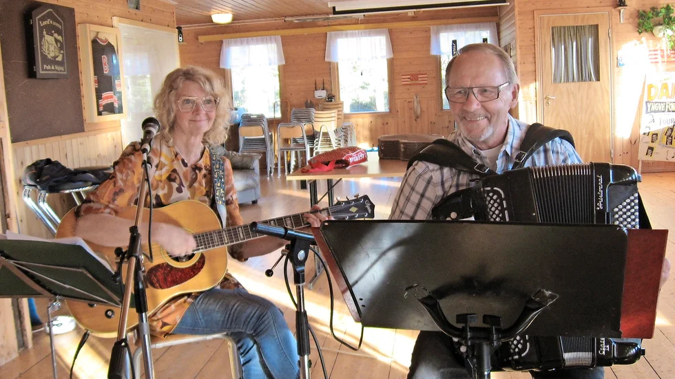 Angav tonen. Musikerna Brittan Henriksson och Melker Eriksson bjöd på en trevlig musikfläta