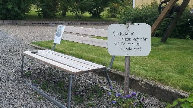Bänken som får förbipasserande att vila fötterna och dra på smilbanden. Foto: Ann Nilsson.