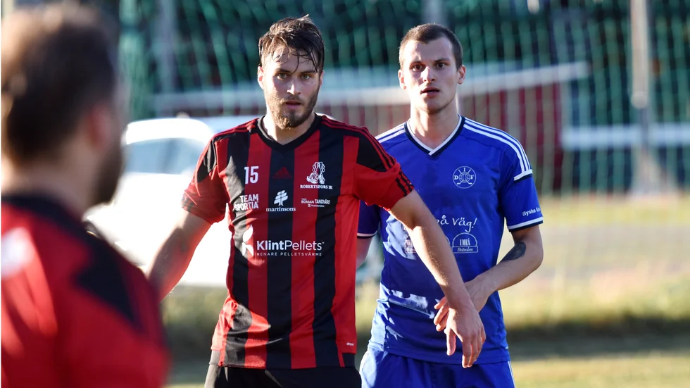 Blickar. Mateusz Szalek och Josef Långberg slogs om samma yta. Foto: Adam Andersson.