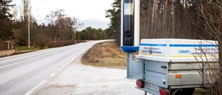 Fastnade på polisens mobila fartkamera – men förnekar brott • Åklagaren lägger fram jämförelsebild