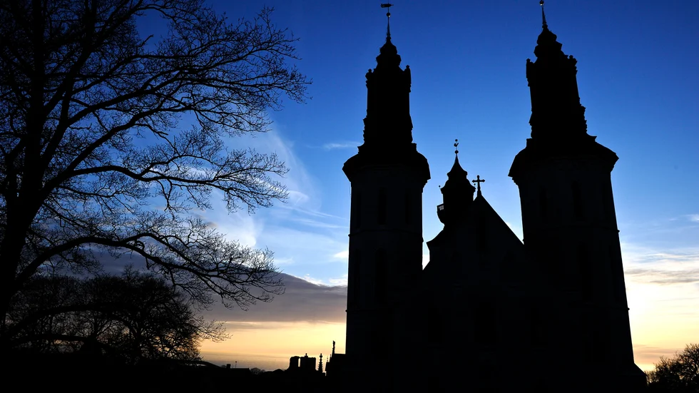 Visby domkyrka i solnedgång. Arkivbild.
