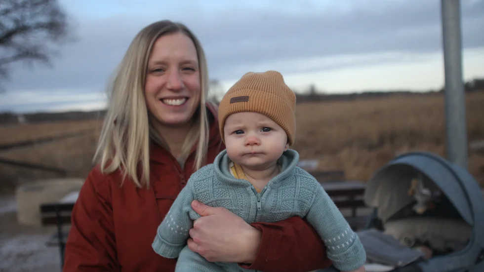 Astrid Olsson, fyra månader gammal, från Marielund blev en av fyra med det förnamnet i Strängnäs förra året. Här på bild med sin mamma Malin Olsson.