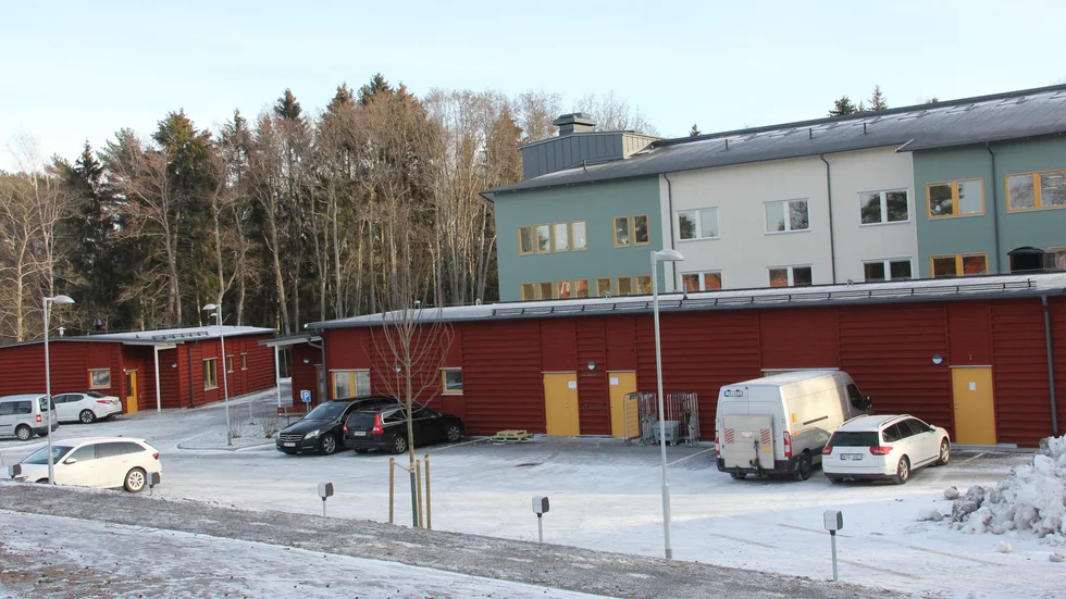 Äldreboendet Västerhagsvägen i Bålsta är nu klart för inflyttning. Här kommer det att bli nästan fullt direkt. Sedan 2015 råder platsbrist i Håbos äldreomsorg. Kommunen köpte först platser så långt bort som i Botkyrka och Täby. I dag är det nio personer som inte fått plats i hemkommunen. Samtliga har placerats i Enköping.
