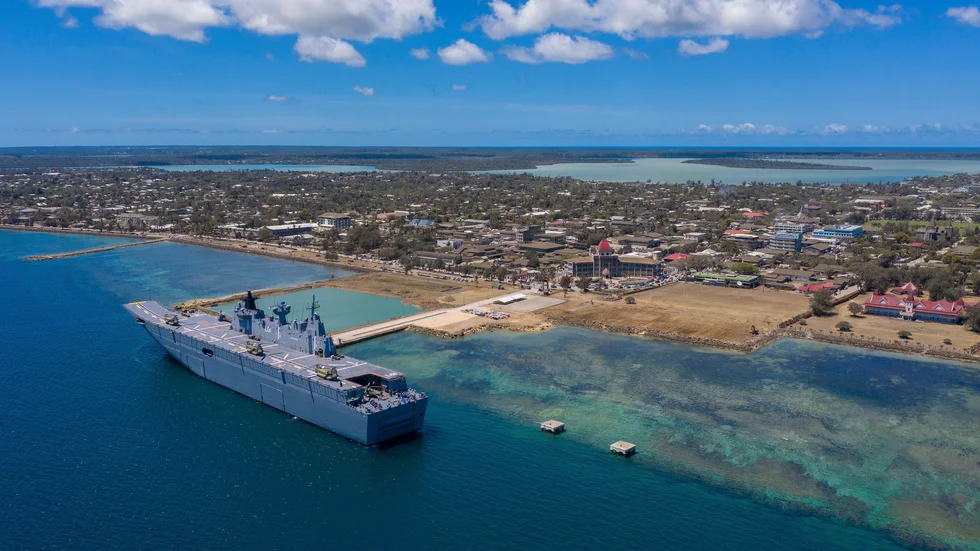 Australiska fartyget HMAS Adelaide anländer med nödhjälp till Tonga, efter det kraftiga vulkanutbrottet. Bild från slutet av januari.