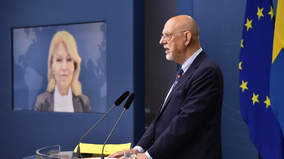 EU-minister Hans Dahlgren håller pressträff.