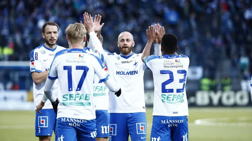 Ettan inne. Daniel Sjölund grattar Kalle Holmberg efter anfallarens första allsvenska mål.