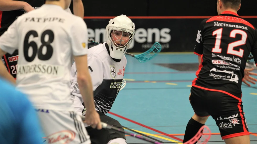 Solfjäderstadens målvakt Linus Staaf i kamp framför mål i derbyt mot Linköping FBC. Det blev ett spännande derby i innebandyettan. Efter en trög start vann Motalalaget med klara 9-5.