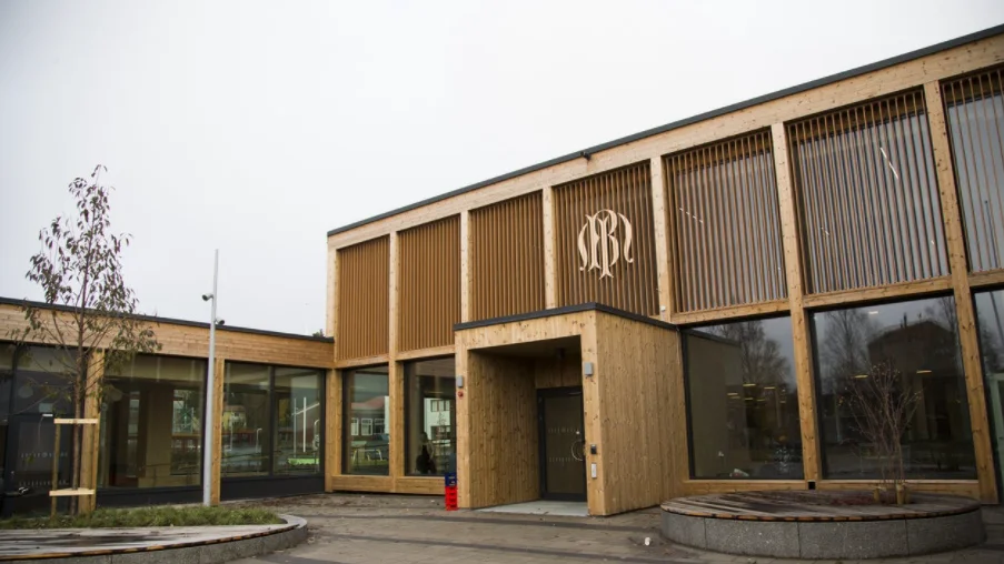 Polisen är på plats vid Maja Beskowskolan i Umeå.