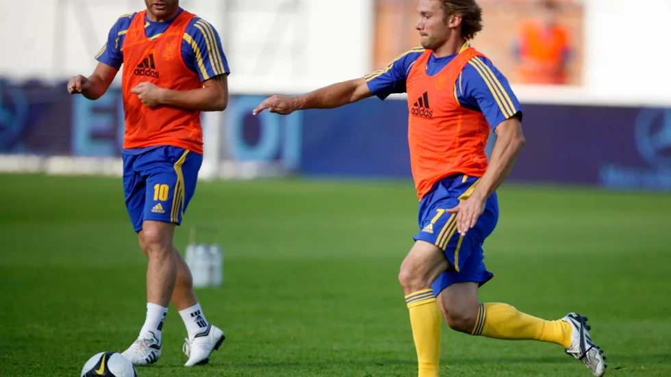 Andrij Voronin, till vänster, säger upp sig från sitt uppdrag som coach i Dynamo Moskva efter den ryska invasionen av hans hemland. Arkivbild.