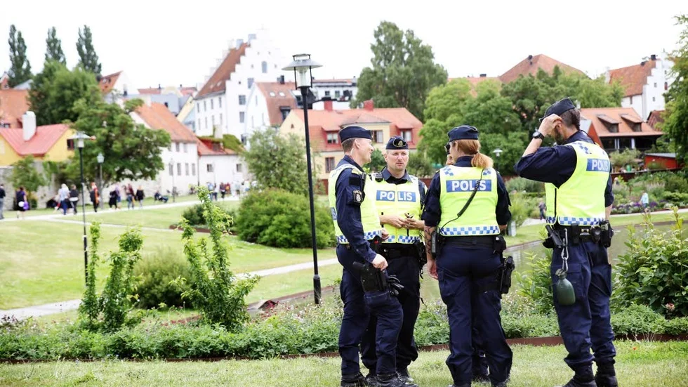 Polisiär fråga. På dagens ledarsida avråder Widar Andersson å det bestämdaste för att betrakta svenska nazister som något annat än polisiära angelägenheter.