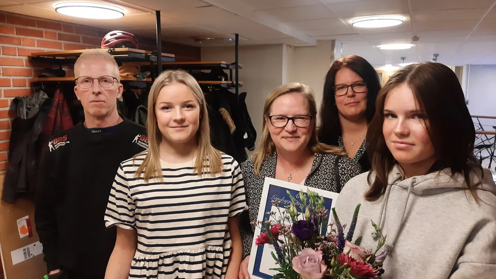 Brändön-Örarna byautvecklingsförening fick ta emot kommunens stipendium på 15 000 kronor för årets landsbygdsprojekt. Från vänster Örjan Björklund, Alise Öberg, Ann-Sofi Öberg, Jenny Nyman och Alma Öberg.