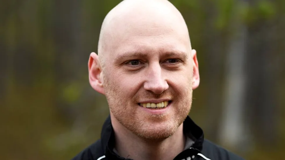 Herman Vinterhjärta (MP) vill inte svara på några frågor utan hänvisar till den pågående utredningen kring branden.