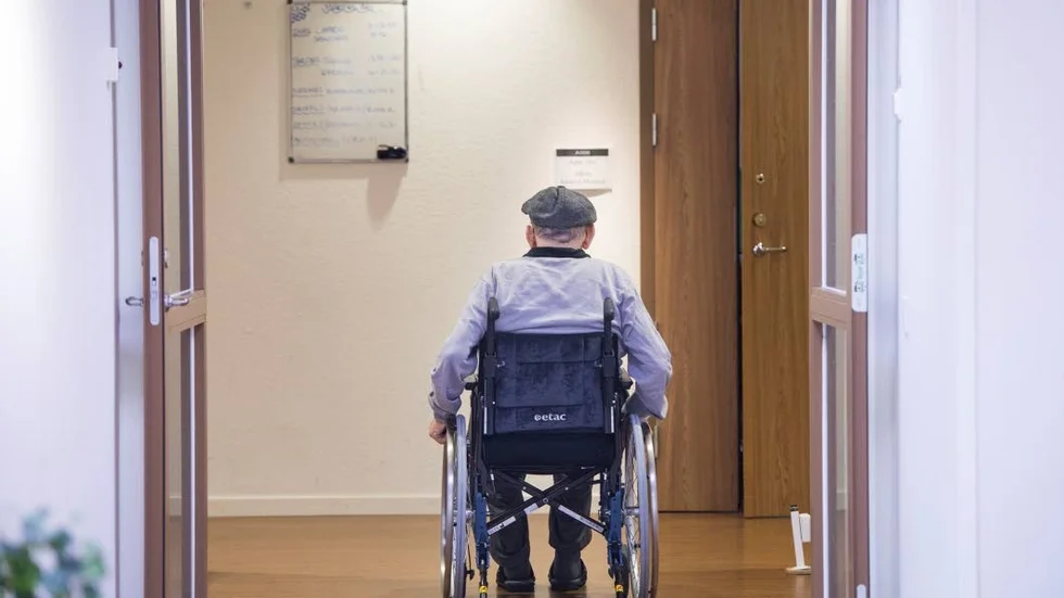 Enligt fackförbundet Kommunal skapar bristen på personal stora risker för de äldre i omsorgen.
