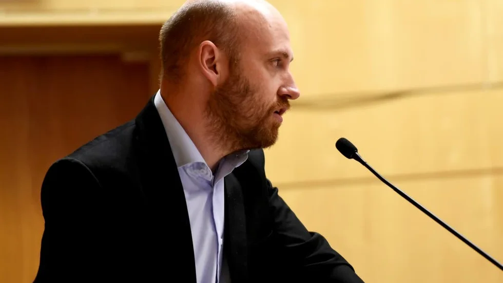 Herman Vinterhjärta (MP) har precis skrivit under det nya Borgmästaravtalet, som i förlängningen ska ge Finspångsborna ett mer hållbart samhälle.
