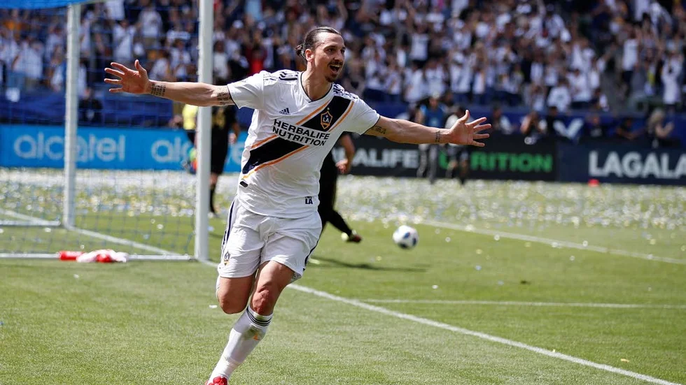 Ny succé. Zlatan Ibrahimovic gjorde två mål i debuten för Los Angeles Galaxy, men han bör inte följa med till VM i Ryssland i sommar. Det menar Folkbladets krönikör Kenneth Thapper.