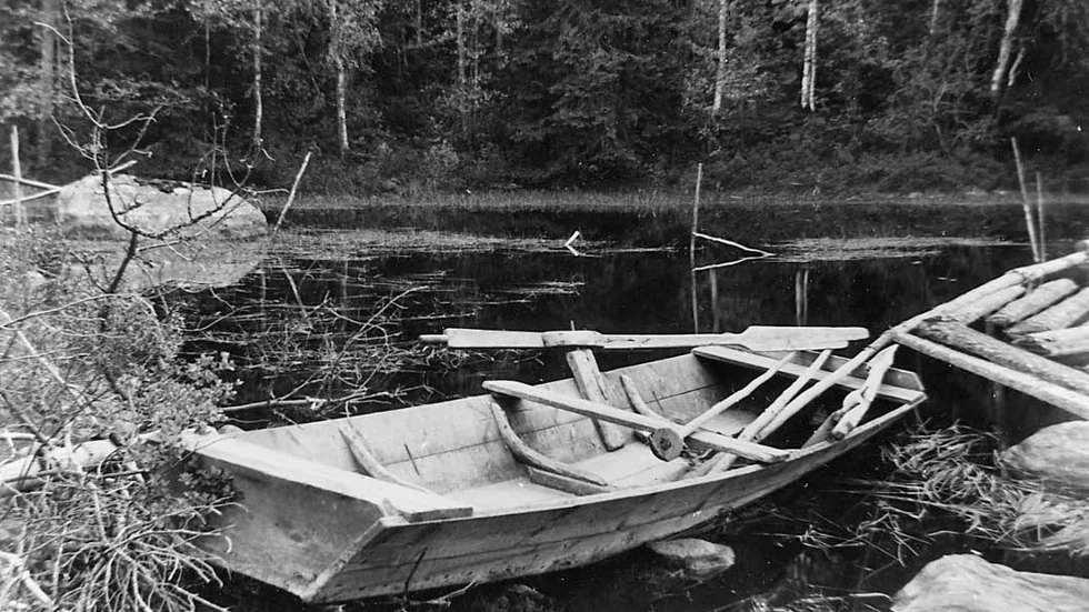 Den stackars tjänsteflickan gav sig ut på Glan i en eka av denna typ men stormen tog flytetyget och det kunde gått illa.