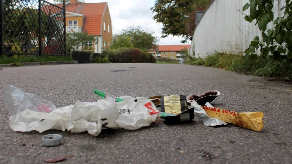 Människor på språng slänger engångsförpackningar och annat skräp var de går och står.
