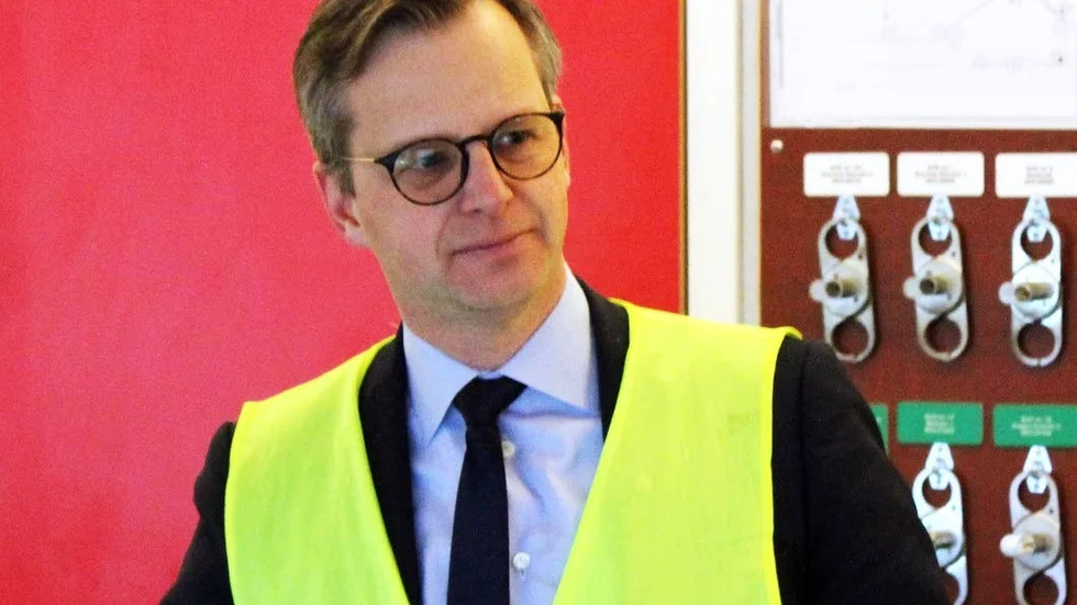 Mikael Damberg - här på besök i Braviken i Norrköping - är lika "ute" som Tony Blair", skriver Johan Ingerö. Widar är inte så säker på det.