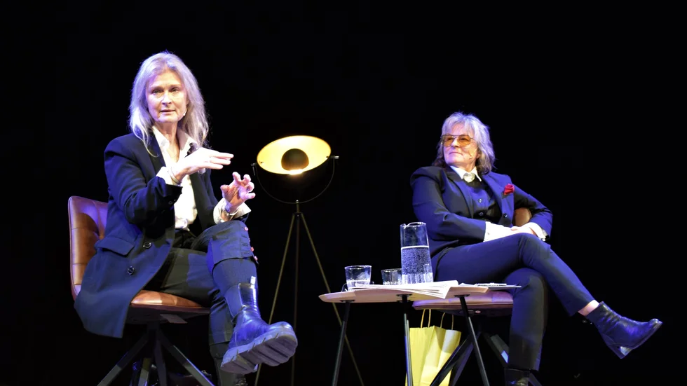 Lena Endre, till vänster, och Gunilla Röör är skådespelarkollegerna och vännerna som delar uppfattningen att demokratin behöver få en ännu mer framträdande roll inom teatern.