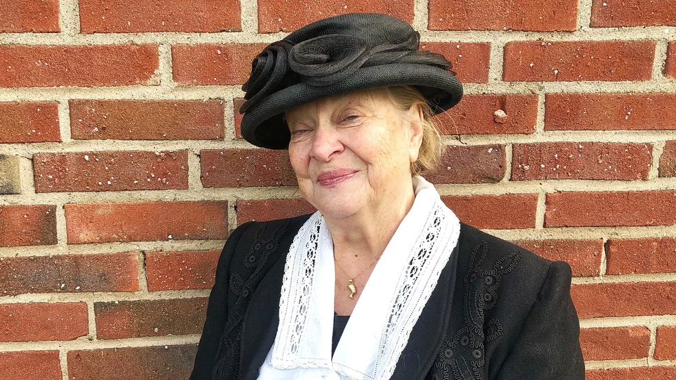 "Det är nog tillfälligheter att Sverige är sista landet i Norden med svensk statsminister, jag tror inte männen är mer maktlystna här än någon annanstans", säger Ingegerd Lindaräng, 77 år från Vadstena. Hon jobbar som kulturarbetare. 

