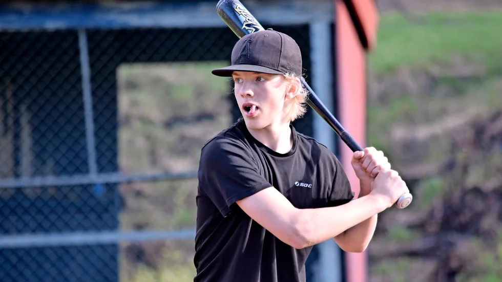 Skellefteå Baseboll är tillbaka. Här slår Simon Brännström ett litet slag för honom, men ett stort slag för sporten i Skellefteå. På söndag spelar a-laget sin första match på 12 år.