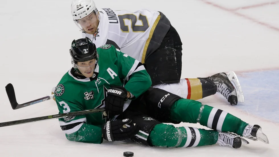 John Klingberg, här i närkamp med Oscar Lindberg, säger ja till att spela VM i Danmark.