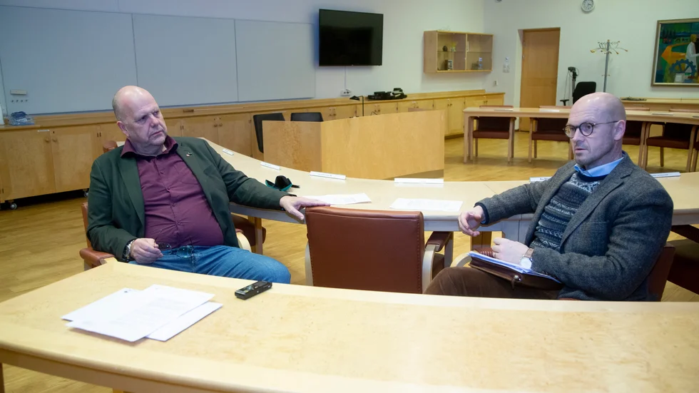 Socialnämndens ordförande Sven-Gösta Pettersson (S) och socialchefen Fredrik Sjömark gläds över de förbättrade prognoserna. 