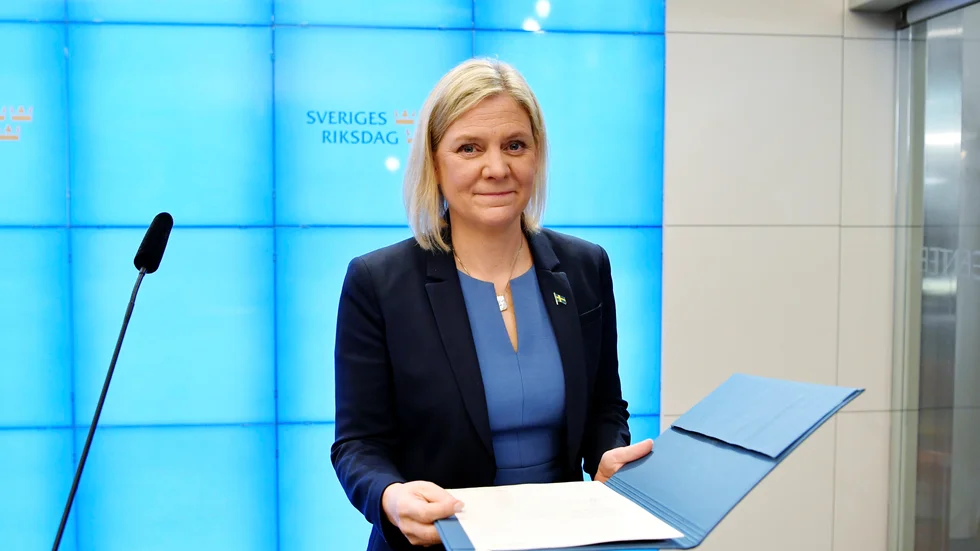 Magdalena Andersson (S) – tillträdde och begärde sig entledigad samma dag. En ny statsministeromröstning blir följden av att MP hoppar av regeringen.