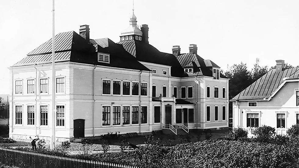 Bilden kommer från 1930-talet. Då hade seminariet en trädgård framför huset.