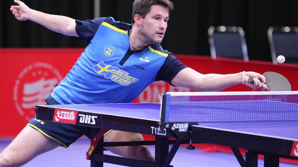 En koncentrerad Kristian Karlsson vinner sin första match med 4–3 i set och är klar för andra omgången i bordtennis-VM 2021.