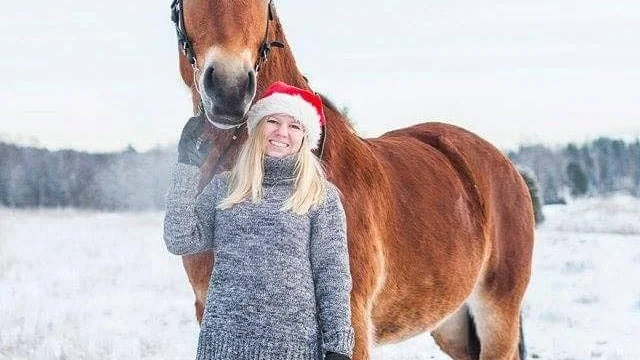 Fia Thornell med familjens ardennerhäst Tora.