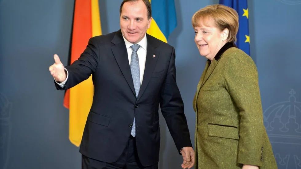 På svensk mark. Angela Merkel gjorde en snabbvisit i Stockholm i går. Här välkomnas hon in på Rosenbad av Stefan Löfven.