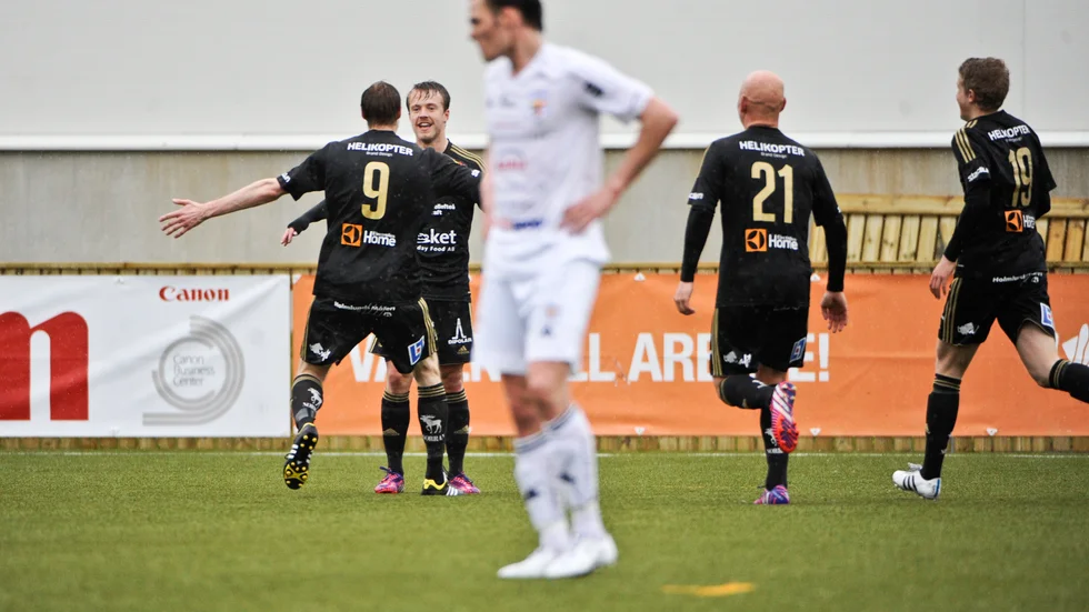 Firade. Linus Almqvist gratuleras av Martin Karlberg efter Almqvists fina 1–1-mål. Foto: Carina Kvist.
