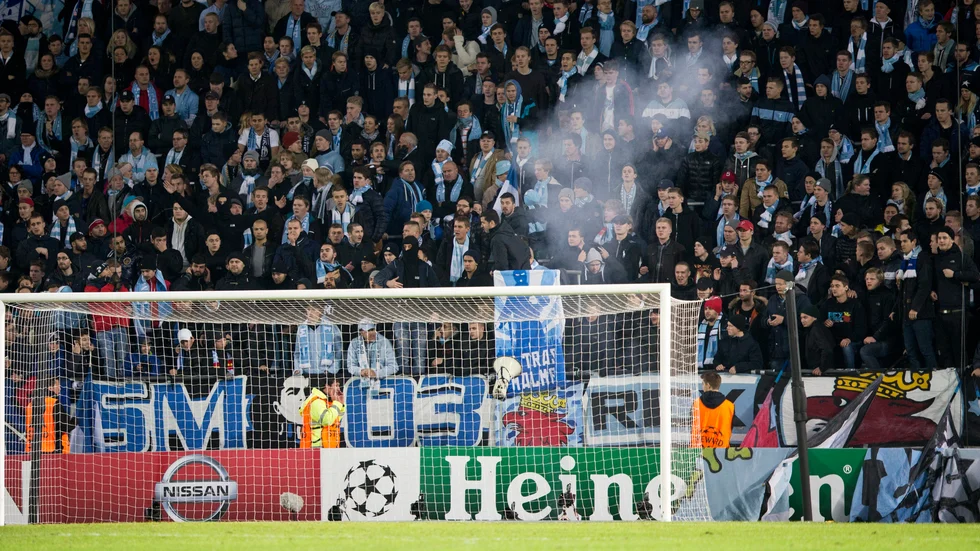 MALM÷ 2014-11-26 Ett knallskott kastades in efter slutsignal vid matchen i Champions league mellan Malmˆ FF - Juventus FC pÂ Malmˆ New Stadium (Swedbank stadion) i Malmˆ. Foto: Andreas Hillergren / TT / Kod 10600