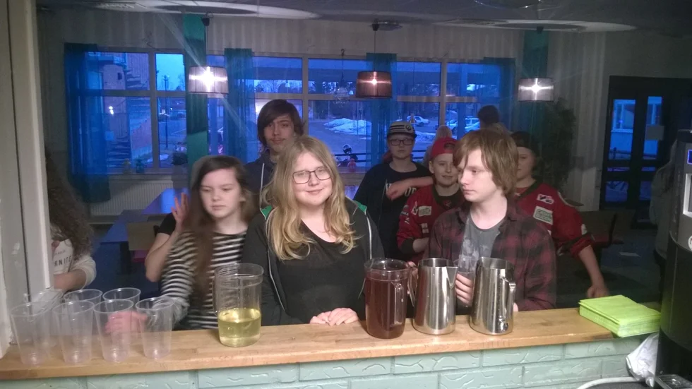 Hungrigt gäng. Jessica Jonsson, Albin Lidman, Clara Holmgren, Johannes Lundqvist samt Filip Sandberg. Max Marklund och Mattias Holmgren i bakgrunden.
